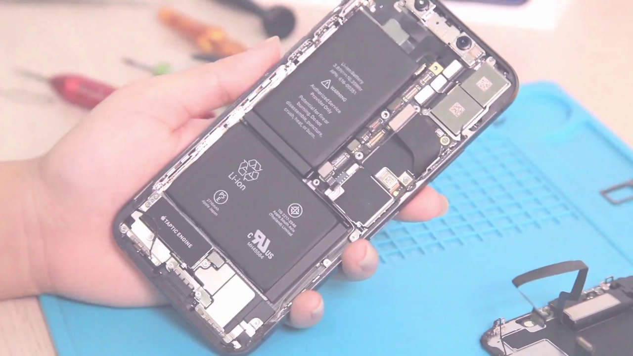 Kỹ thuật viên thay màn hình iPhone chính hãng