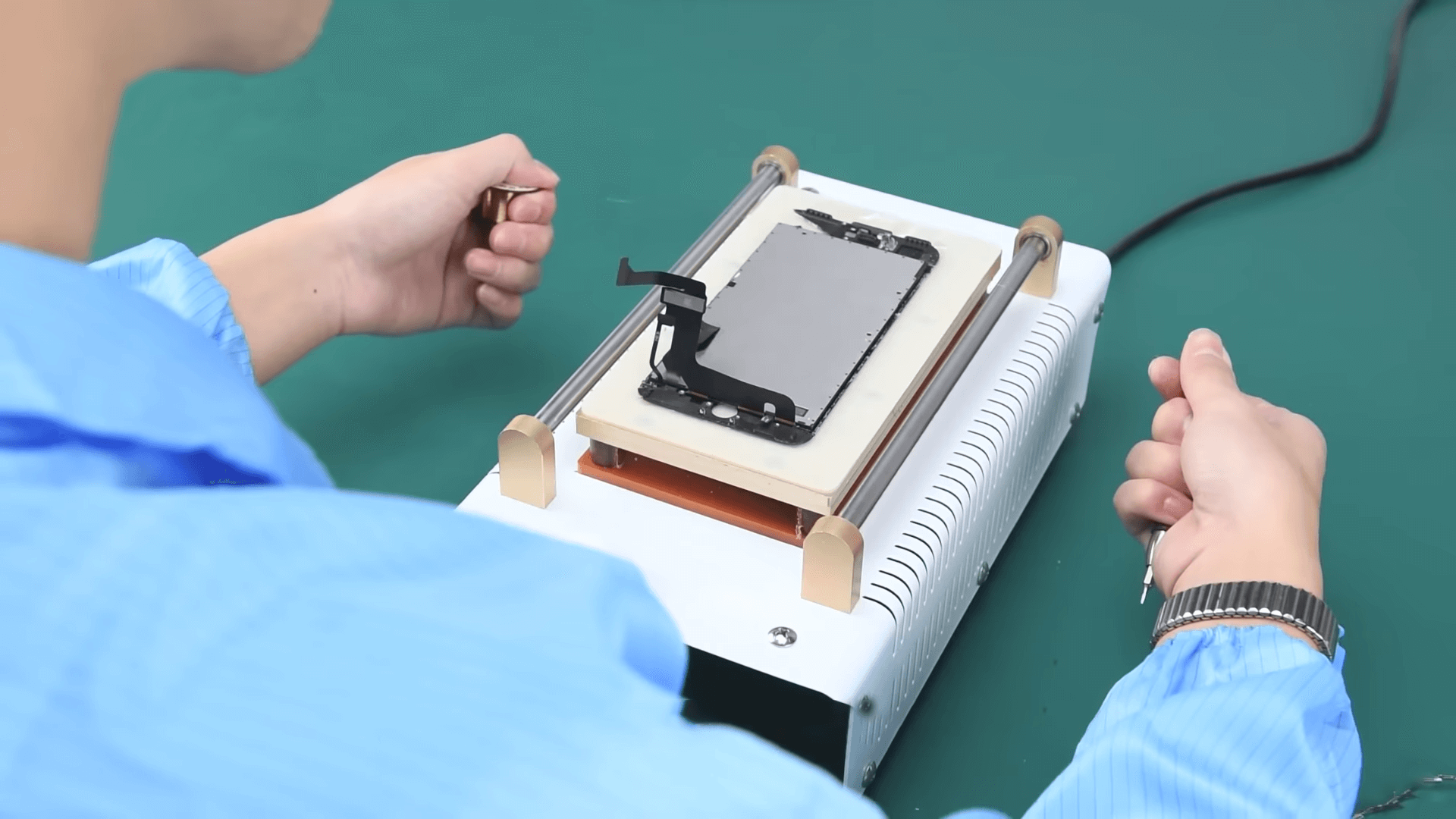 Quy trình Ép Kính iPhone Chính Hãng bằng thiết bị chuyên dụng