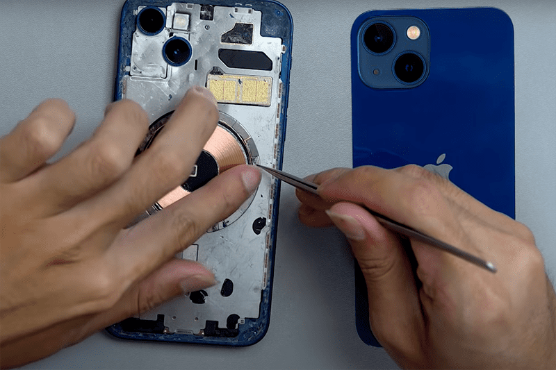 Quy trình thay kính lưng iPhone chuyên nghiệp diễn ra như thế nào?